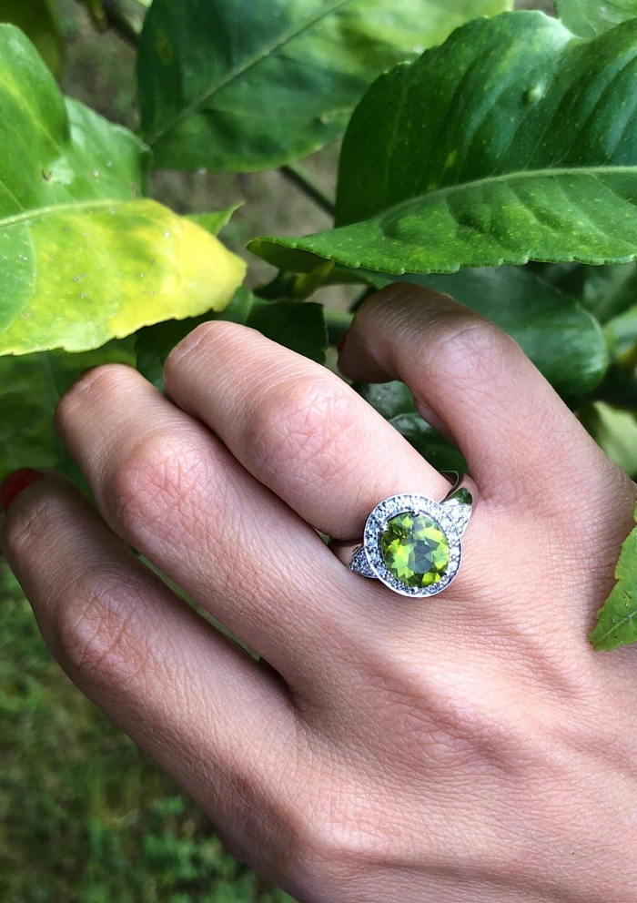 Bague ROMA en or blanc 18 carats avec diamants et péridot.