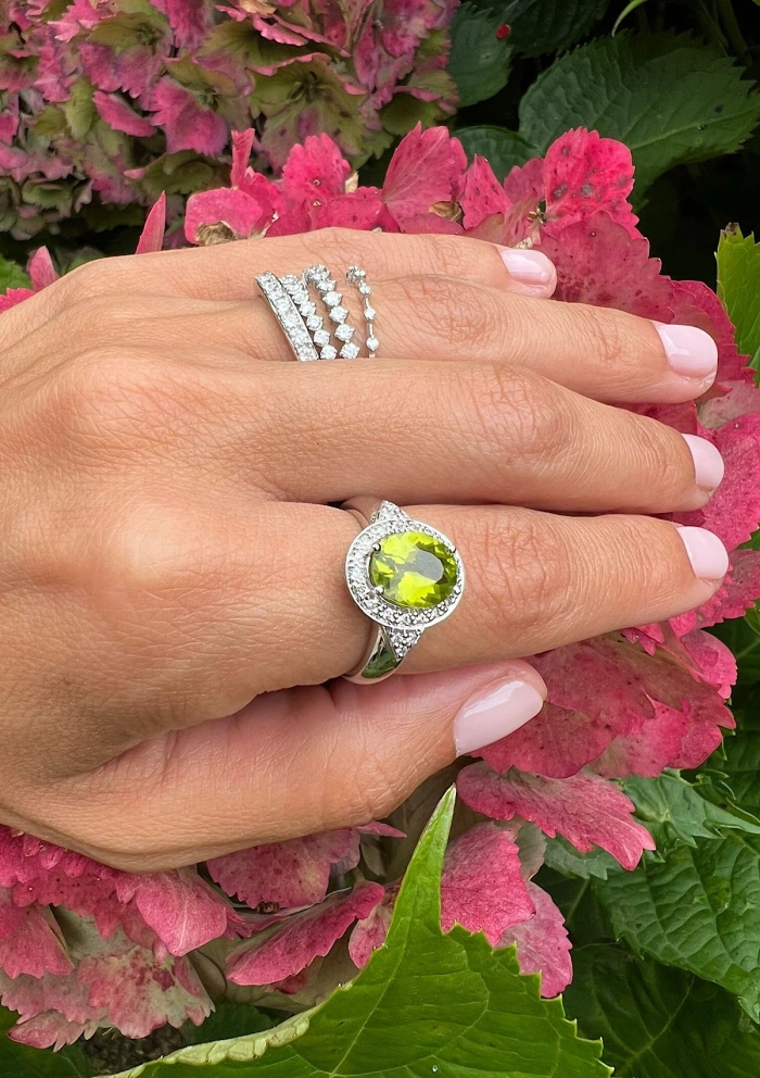 Bague ROMA en or blanc 18 carats avec diamants et péridot.