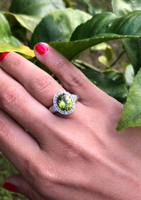 Bague ROMA en or blanc 18 carats avec diamants et péridot.