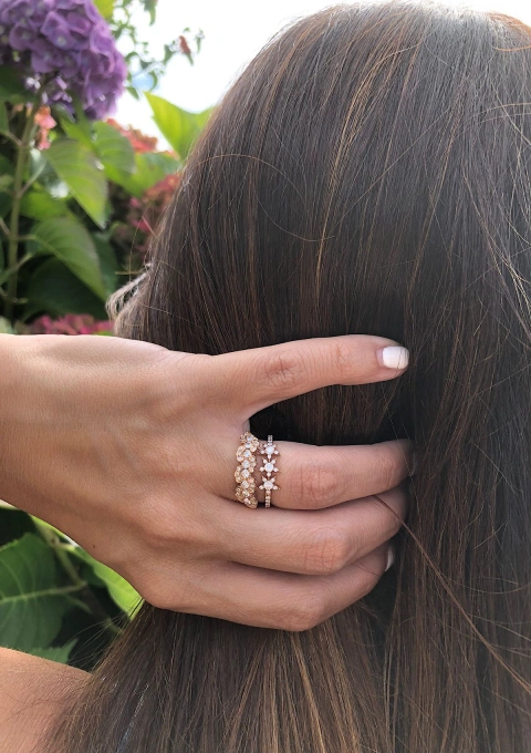 Anel meia aliança ONDIÑAS em ouro rosa 18K com diamantes.