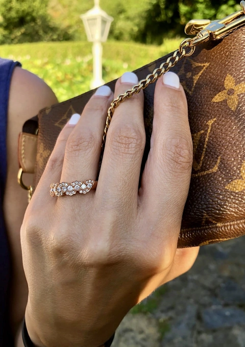 Anel meia aliança ONDIÑAS em ouro rosa 18K com diamantes.