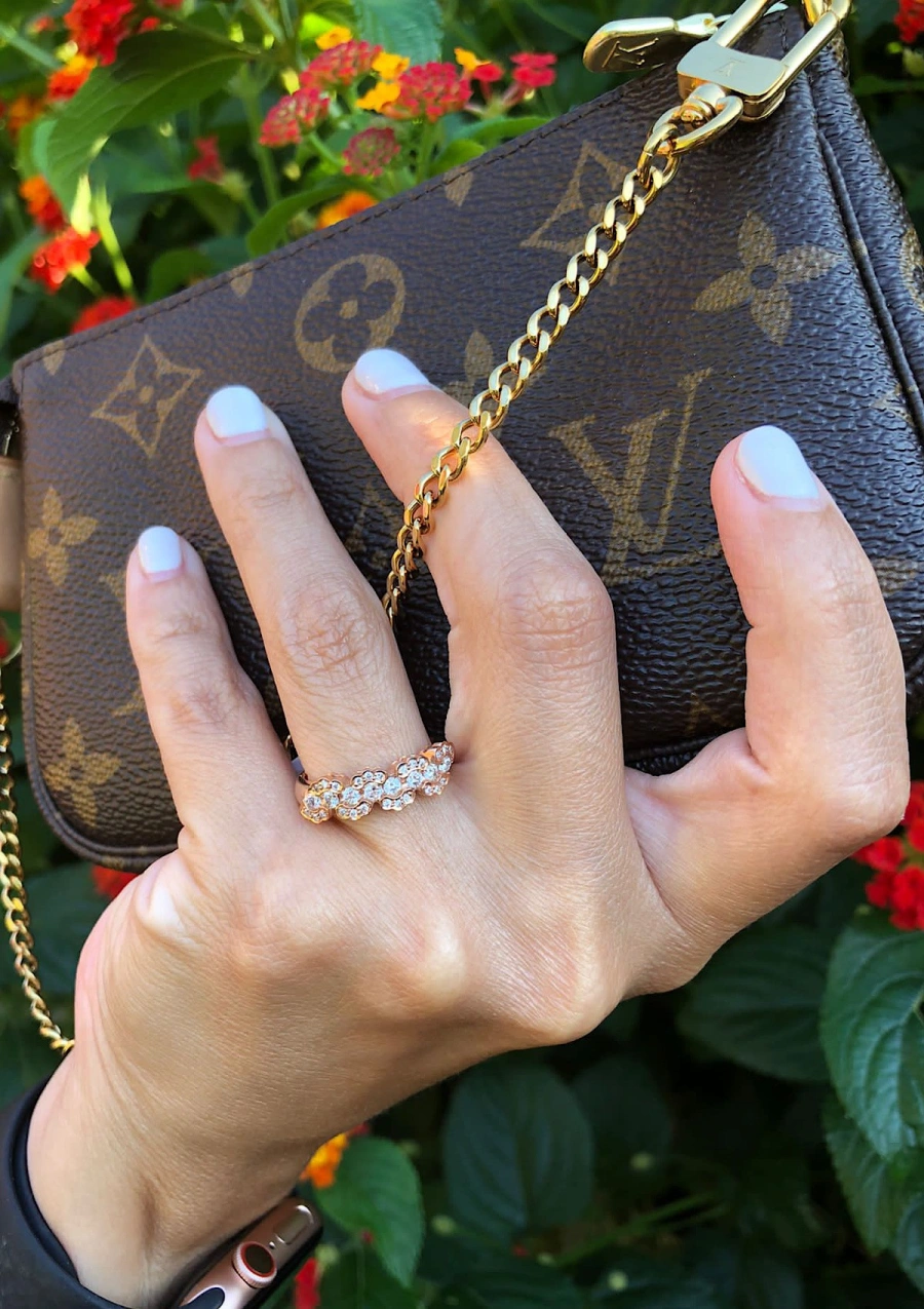 Anel meia aliança ONDIÑAS em ouro rosa 18K com diamantes.