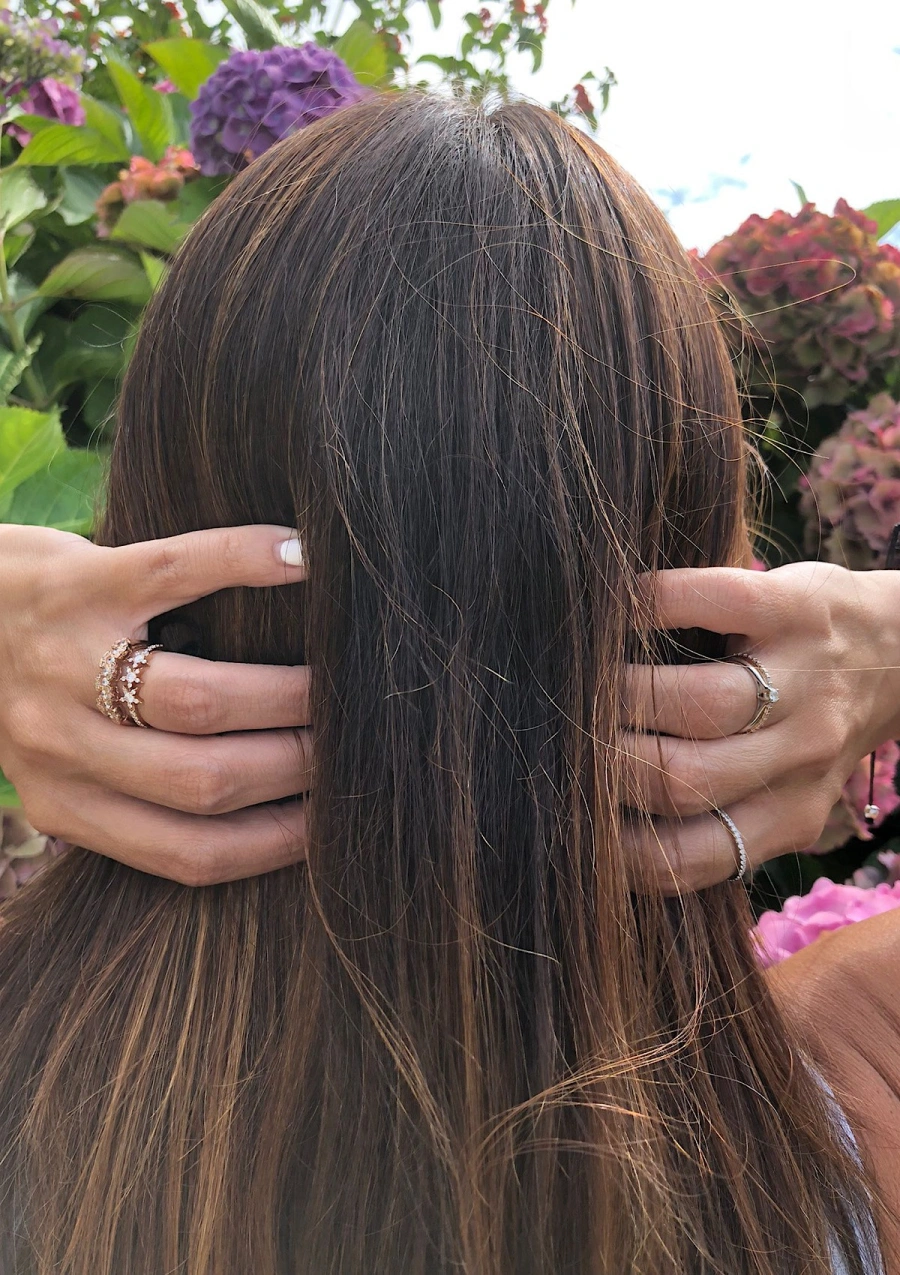 Anel meia aliança ONDIÑAS em ouro rosa 18K com diamantes.