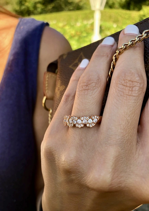 Anel meia aliança ONDIÑAS em ouro rosa 18K com diamantes.