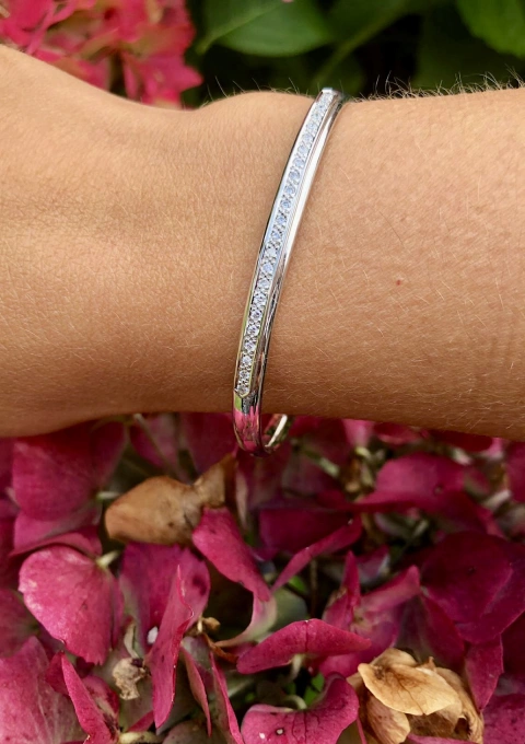 Bracelet rigide demi-jonc ESTELA or blanc 18K et diamants.