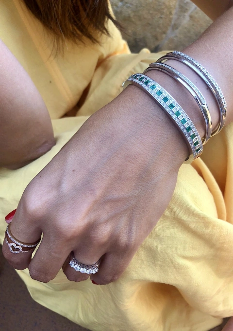 Bracelet rigide demi-jonc ESTELA or blanc 18K et diamants.