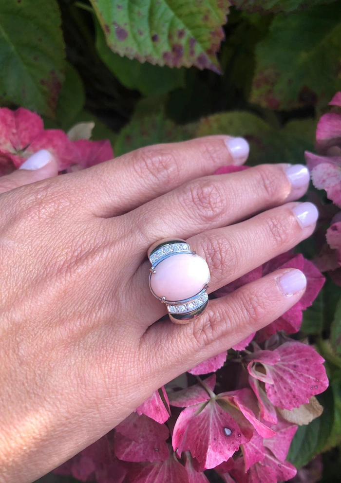 Anillo IRENE en oro blanco de 18 quilates con diamantes y coral rosa oval
