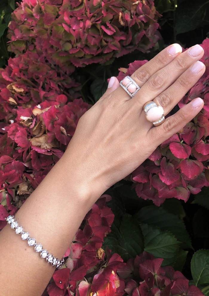 Anillo IRENE en oro blanco de 18 quilates con diamantes y coral rosa oval