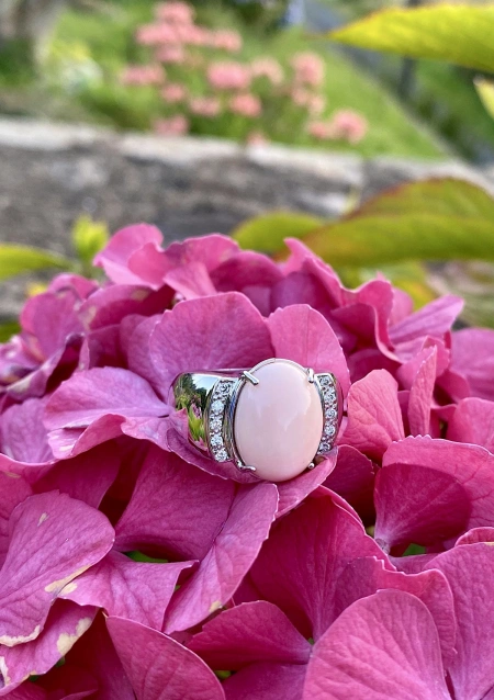 Anillo IRENE en oro blanco de 18 quilates con diamantes y coral rosa oval