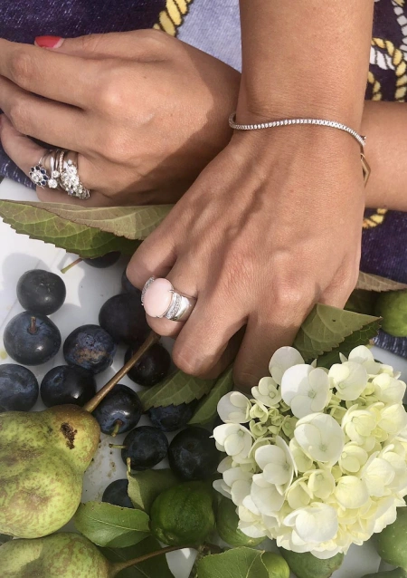 Anillo IRENE en oro blanco de 18 quilates con diamantes y coral rosa oval