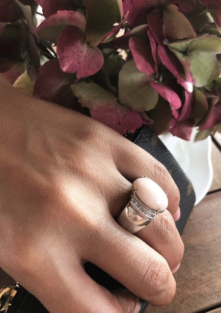 Anillo IRENE en oro blanco de 18 quilates con diamantes y coral rosa oval