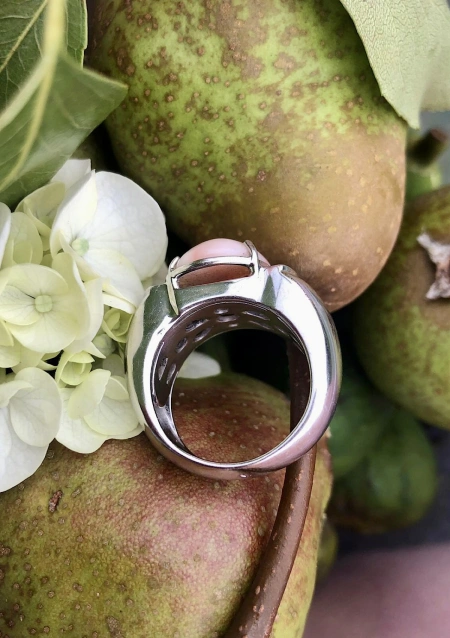 Anillo IRENE en oro blanco de 18 quilates con diamantes y coral rosa oval