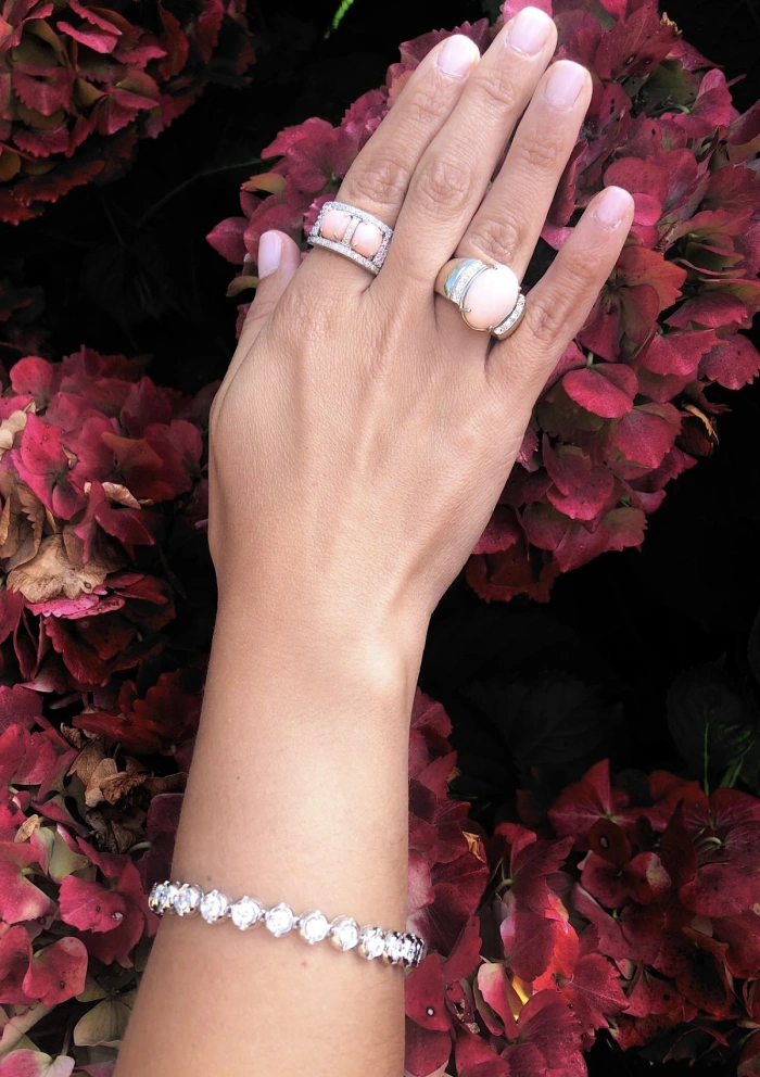 Anillo IRENE en oro blanco de 18 quilates con diamantes y coral rosa oval