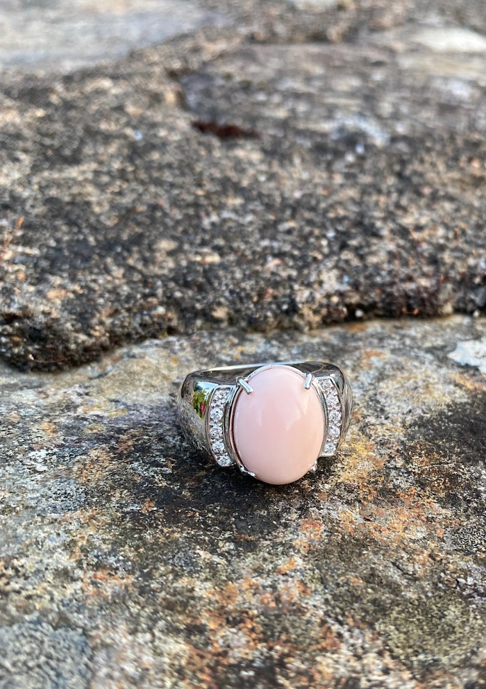 Anillo IRENE en oro blanco de 18 quilates con diamantes y coral rosa oval