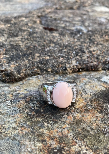 Anillo IRENE en oro blanco de 18 quilates con diamantes y coral rosa oval