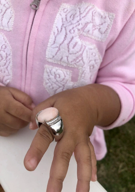 Anillo IRENE en oro blanco de 18 quilates con diamantes y coral rosa oval