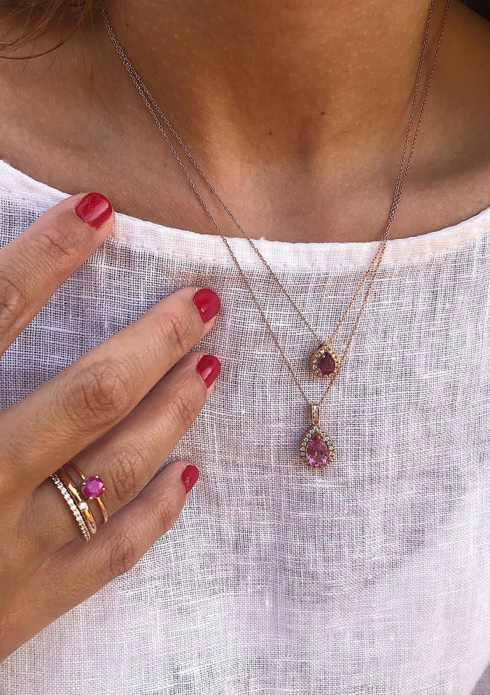 Colgante MORAIRA en oro blanco de 18K con diamantes y rubí|Colgantes|Godiam Alta Joyería