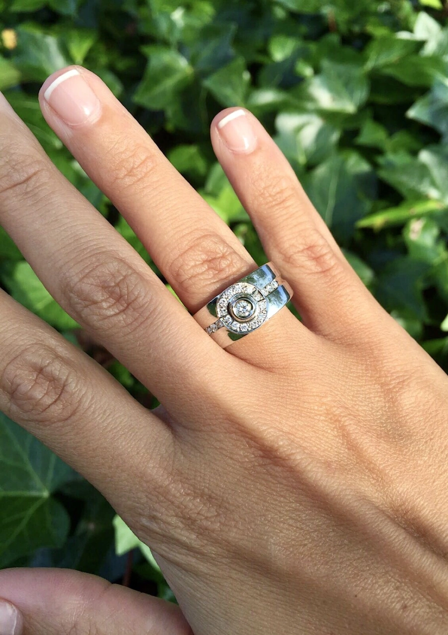 Anillo CORINTHIA en oro blanco de 18K con halo de diamantes|Anillos de Diamantes|Godiam Alta Joyería