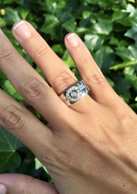 Anillo CORINTHIA en oro blanco de 18K con halo de diamantes|Anillos de Diamantes|Godiam Alta Joyería