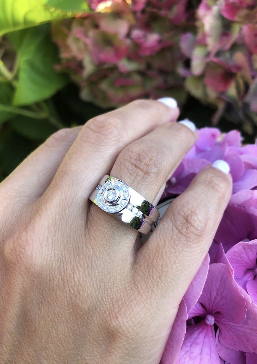 CORINTHIA 18K white gold ring with brilliant cut diamonds.