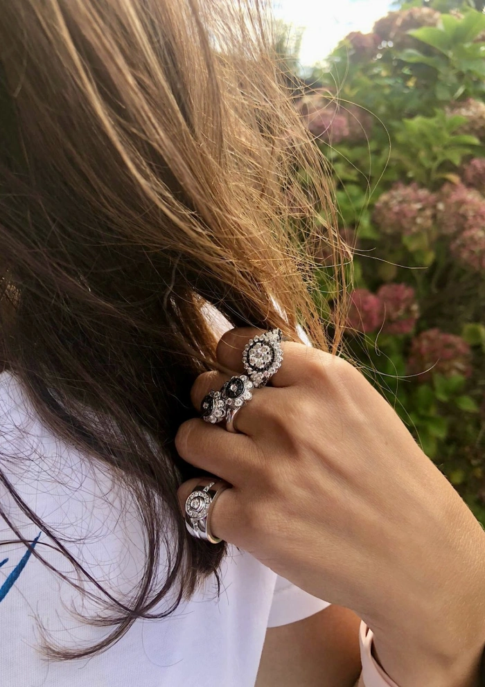 Anillo CORINTHIA en oro blanco de 18 quilates con diamantes