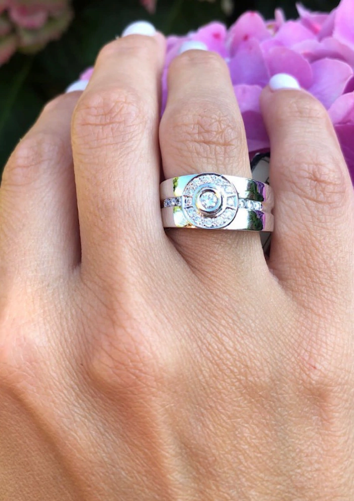 Bague CORINTHIA en or blanc 18K avec diamants.