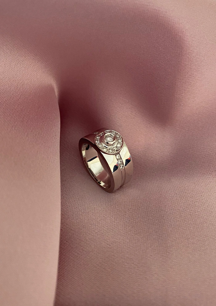 Anillo CORINTHIA en oro blanco de 18 quilates con diamantes