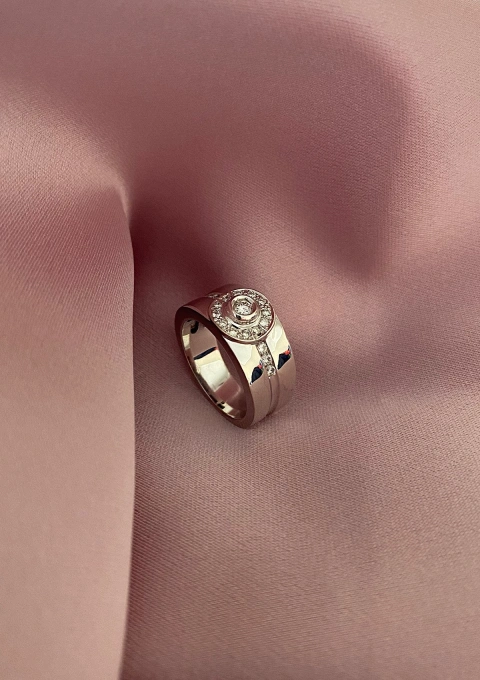 Anillo CORINTHIA en oro blanco de 18K con halo de diamantes|Anillos de Diamantes|Godiam Alta Joyería