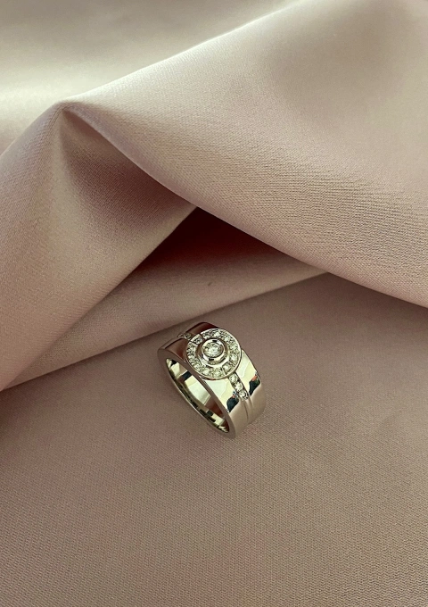 Anillo CORINTHIA en oro blanco de 18K con halo de diamantes|Anillos de Diamantes|Godiam Alta Joyería