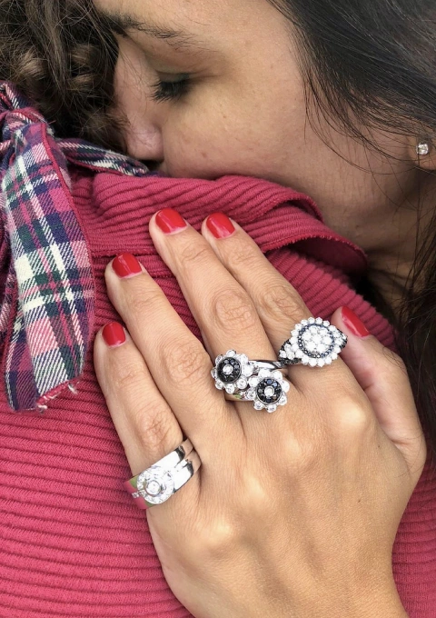 CORINTHIA 18K white gold ring with brilliant cut diamonds.