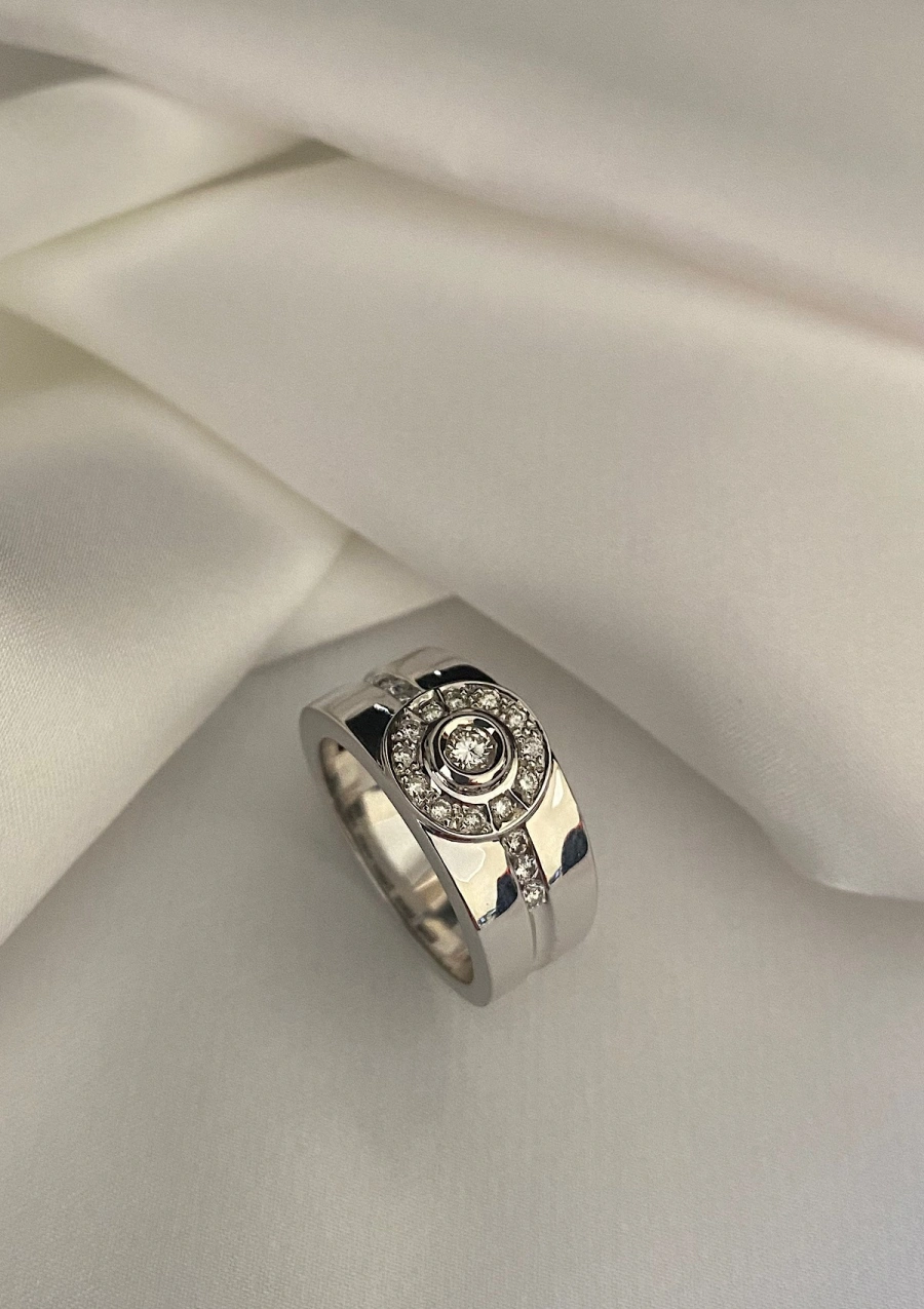 Anillo CORINTHIA en oro blanco de 18K con halo de diamantes|Anillos de Diamantes|Godiam Alta Joyería