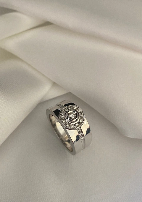 CORINTHIA 18K white gold ring with brilliant cut diamonds.
