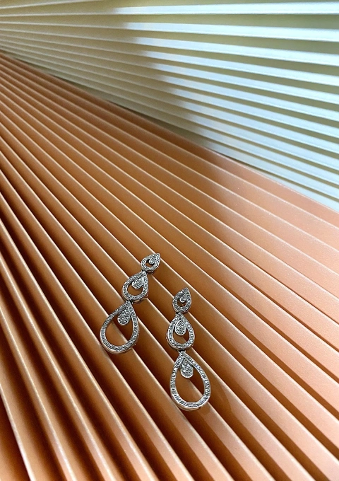 SUSANA 18 carats white gold diamond drops long earrings.