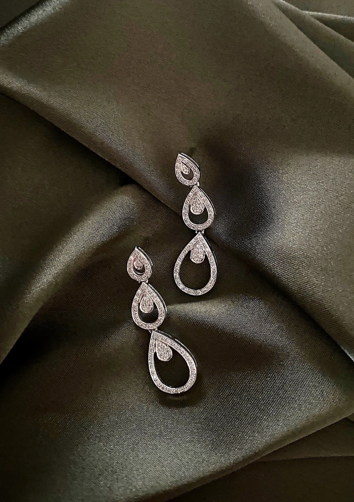 Pendientes largos SUSANA en oro blanco de 18 quilates con diamantes