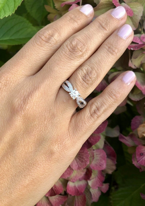 Bague COMPOSTELA or blanc 18K et diamants taille brillant.