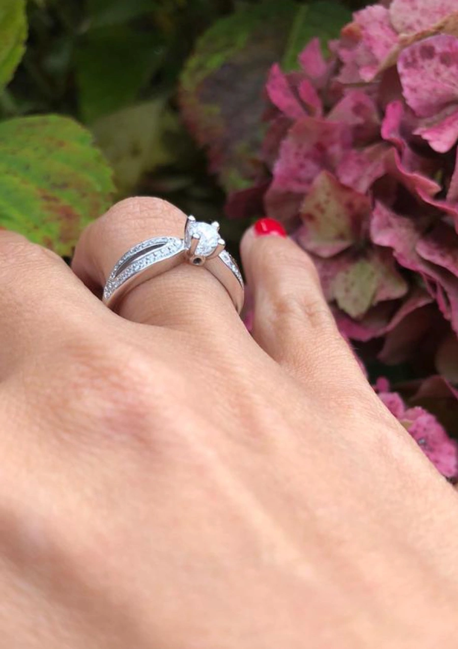 Bague COMPOSTELA or blanc 18K et diamants taille brillant.