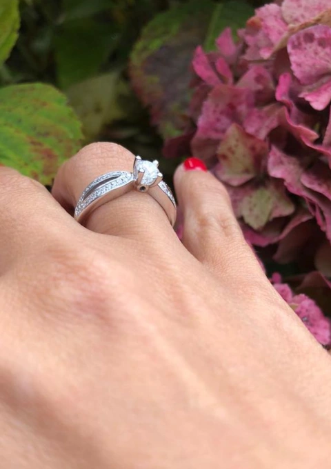 Bague COMPOSTELA or blanc 18K et diamants taille brillant.