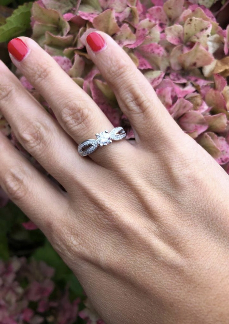 Bague COMPOSTELA or blanc 18K et diamants taille brillant.