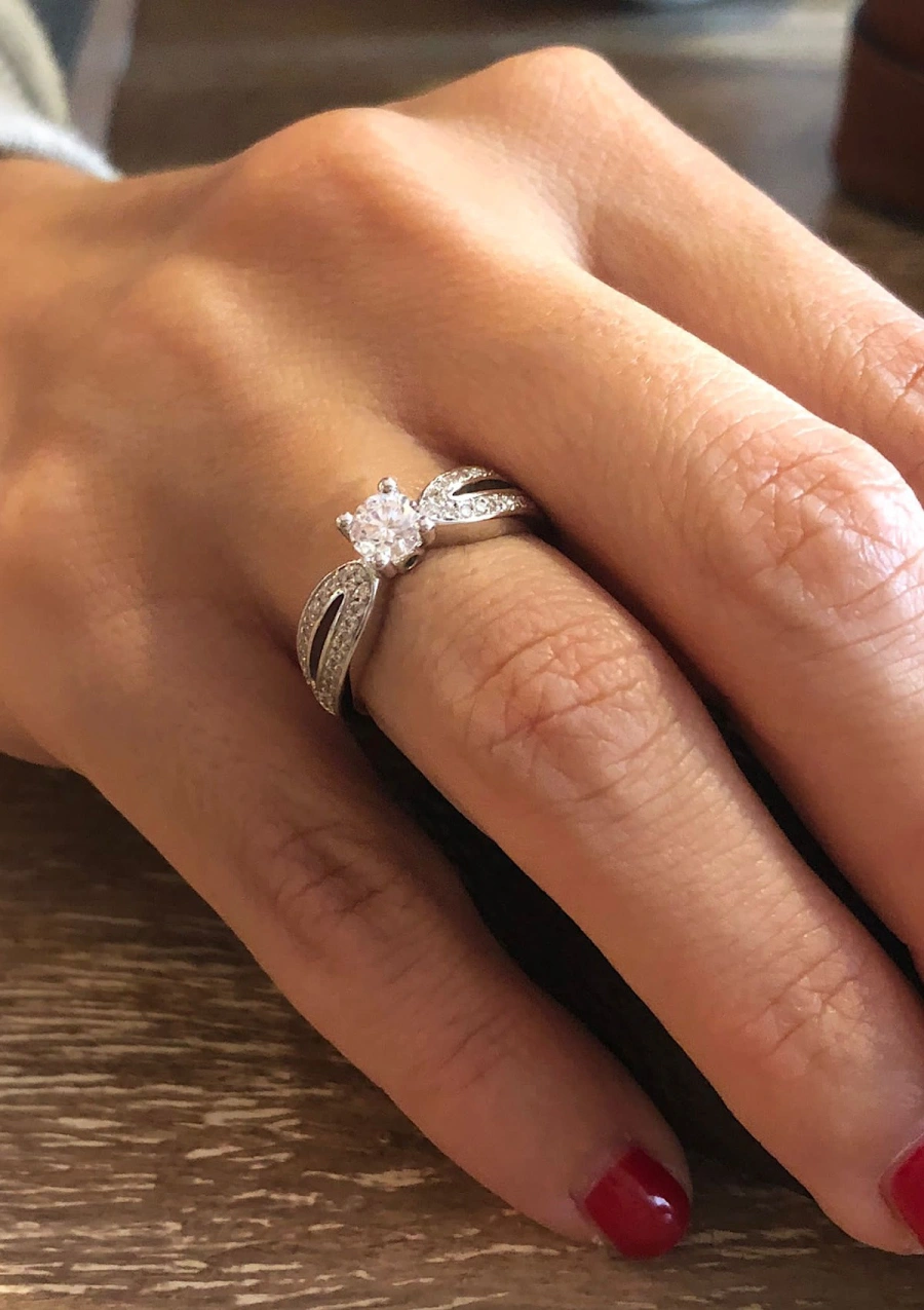 Bague COMPOSTELA or blanc 18K et diamants taille brillant.