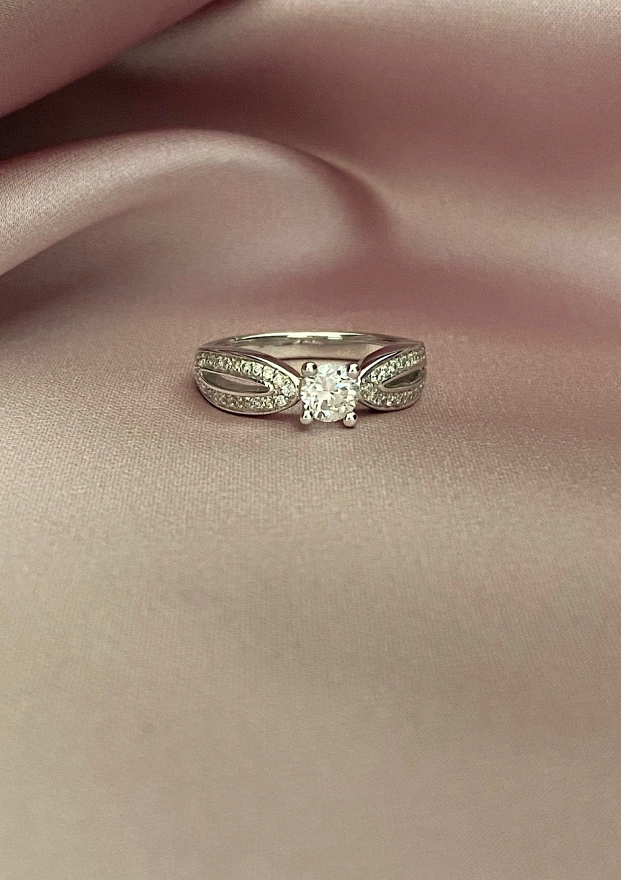 Bague COMPOSTELA or blanc 18K et diamants taille brillant.