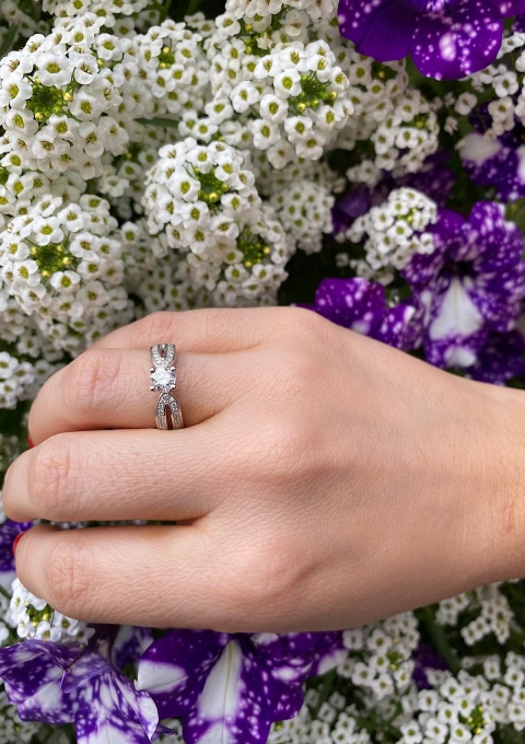 Bague COMPOSTELA or blanc 18K et diamants taille brillant.