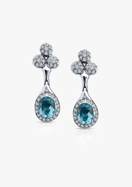 Boucles d'oreilles AUDREY en or blanc 18 carats avec diamants taille brillant et topazes Sky Blue taille ovale