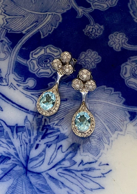 Boucles d'oreilles AUDREY or blanc 18K diamants et topazes.