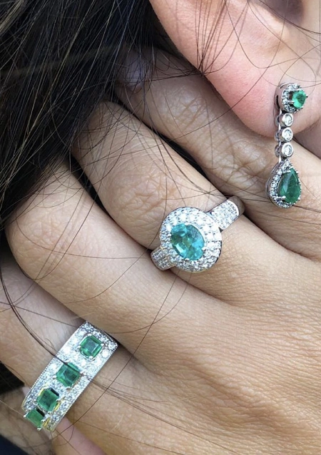 TREBOL 18K white gold with diamonds and four princess cut emeralds