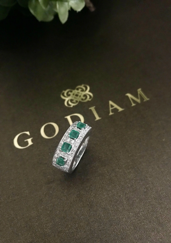 TREBOL 18K white gold with diamonds and four princess cut emeralds