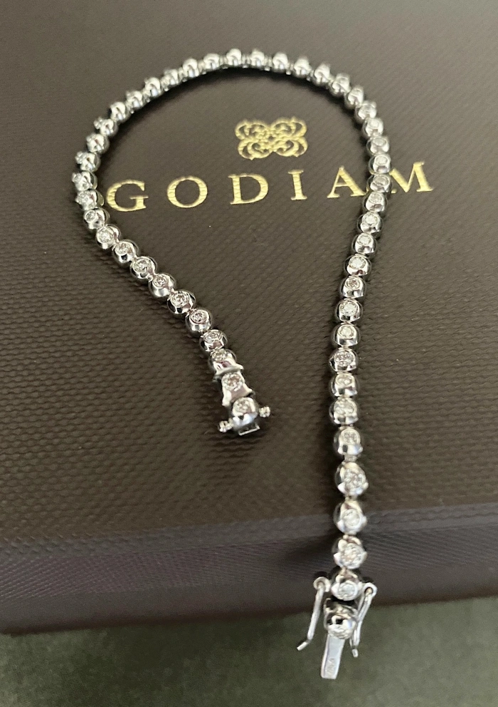 ST. MORITZ 18K white gold diamonds riviêre bracelet.