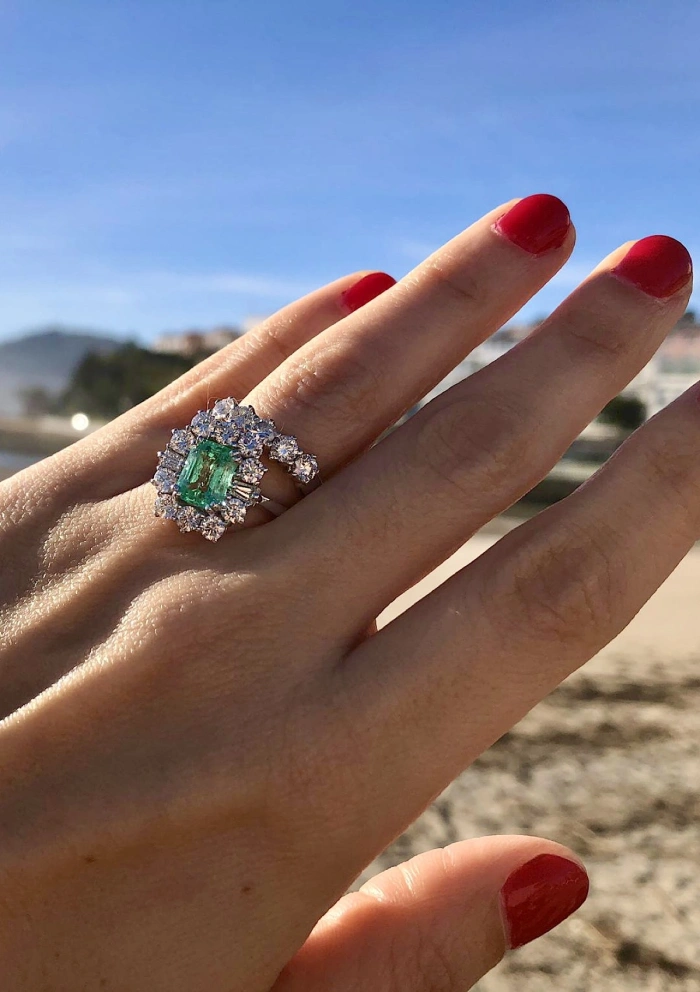 Anel ESPERANZA em ouro branco 18K com diamantes e esmeralda.