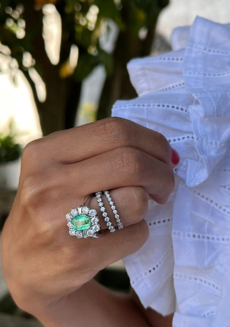 Anel ESPERANZA em ouro branco 18K com diamantes e esmeralda.