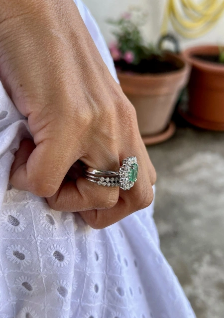 Anel ESPERANZA em ouro branco 18K com diamantes e esmeralda.