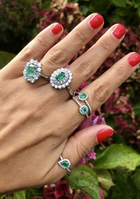 Anel ESPERANZA em ouro branco 18K com diamantes e esmeralda.